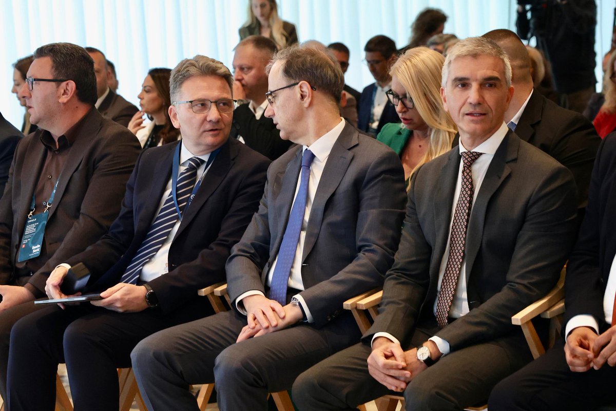 Mihailo72J's tweet photo. 📍Са председником Владе Републике Србије, проф. др Ђуро Мацутом на Дану иновација у јавном сектору компаније Oracle који је одржан у Ложионици. 

💡Компанија Oracle је међу првима препознала потенцијал информационо-комуникационих технологија у Републици Србији. Потписивањем кровног уговора 2018. године између Канцеларије за ИТ и еУправу и компаније Oracle, Србија је постала прва земља у Централној и Источној Европи која је имплементирала Oracle cloud технологије. Даљи значајан искорак направљен је 2022. године, када је Државни дата центар у Крагујевцу постао највећи пружалац савремених Oracle cloud решења у овом делу Европе. Од тада смо развили и имплементирали бројна софтверска решења која не само да су технолошки напредна, већ су и суштински унапредила начин рада јавне управе, чинећи услуге доступнијим, бржим и ефикаснијим за грађане. 

📌Oracle cloud инфраструктура у Државном дата центру омогућила нам је да у веома кратком року успоставимо високо поуздану, безбедну и скалабилну платформу, уз испуњење свих техничких и безбедносних захтева. Као део платформе, већ је покренут и AI chatbot систем намењен подршци посетиоцима, учесницима и организацији EXPO 2027, који се у потпуности извршава из Државног дата центра у Крагујевцу.

@kancelarijaITE