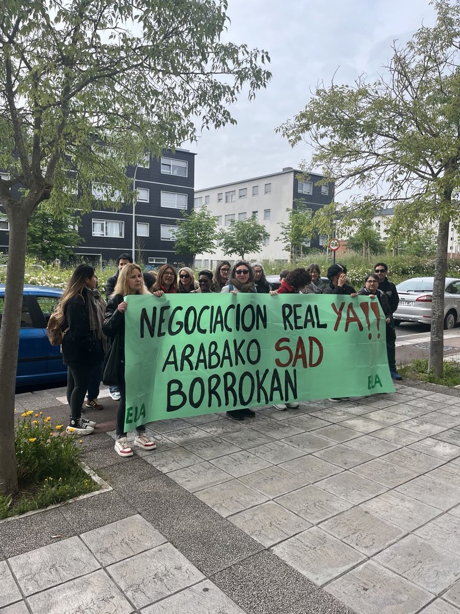 ELA_Sindikatua's tweet photo. 🟣𝐒𝐞𝐫𝐯𝐢𝐜𝐢𝐨 𝐝𝐞 𝐚𝐲𝐮𝐝𝐚 𝐚 𝐝𝐨𝐦𝐢𝐜𝐢𝐥𝐢𝐨 𝐝𝐞 𝐀𝐫𝐚𝐛𝐚 (#𝐒𝐀𝐃)

📢ELA ha realizado una #concentración previa a la #MesaNegociadora para exigir una negociación con contenidos

💬 "La propuesta de la patronal es #insuficiente"

📲 https://t.co/1zZGQtHQvN https://t.co/xBzGkSurAA