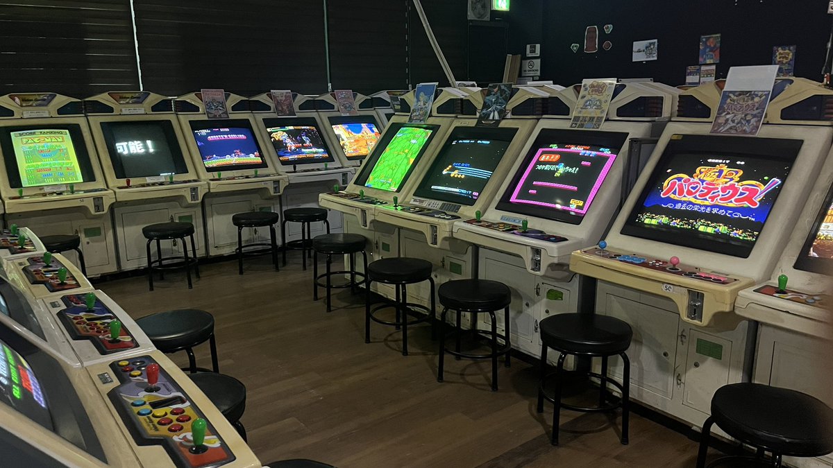 hifvbiber's tweet photo. 韓国の凄いゲーセン"아카트로닉스(AKATRONICS)"
ソウルから南西に電車で1時間ほどのプチョン市にあります。

この手のビデオゲームがこれだけ置いてあるお店は韓国にはここの他にはもう無いそうです。
リーダーボードや配信機材もあります。

そしてWR保持者が複数名います。

https://t.co/P4pwKHcflo https://t.co/x6HIYYu1SA
