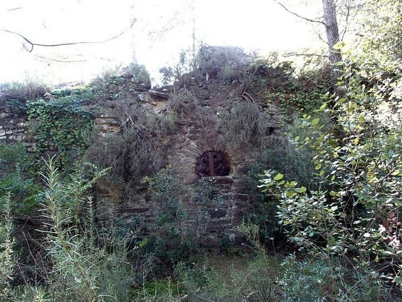 Altomedieval's tweet photo. SANT ROMÀ DE LES ARENES O SIDILLÀ
Mozárabe - Siglo X – Gerona
https://t.co/5FGDDQi8HX
Restos de una Iglesia de una sola nave dividida en dos por un arco de herradura, como el arco triunfal que da acceso a un ábside trapezoidal cubierto por bóveda de herradura. https://t.co/ywII9yCfnE