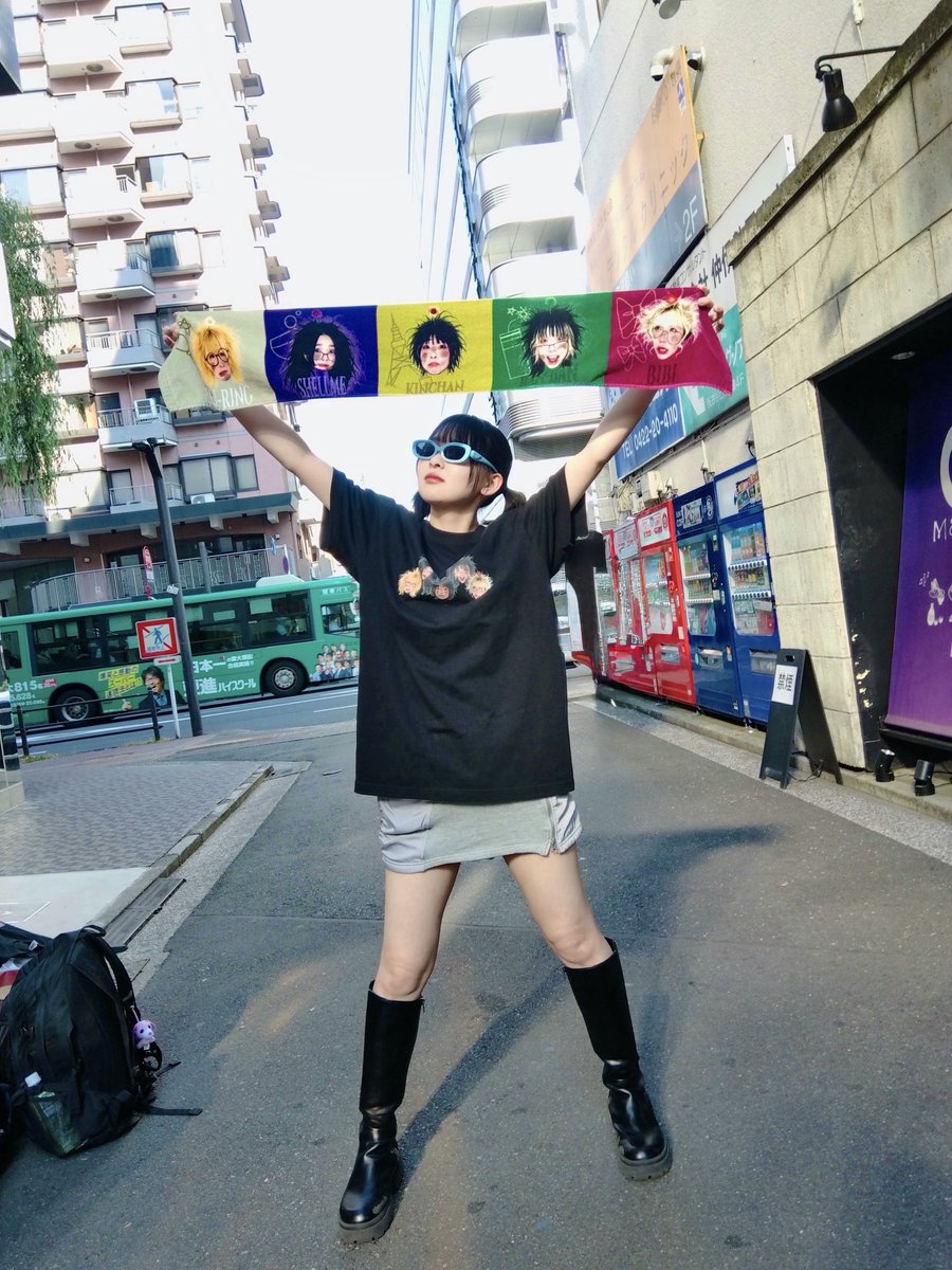 ツアーグッズの販売は今日の23:59まで⚠️ みんなもこのTシャツ着て