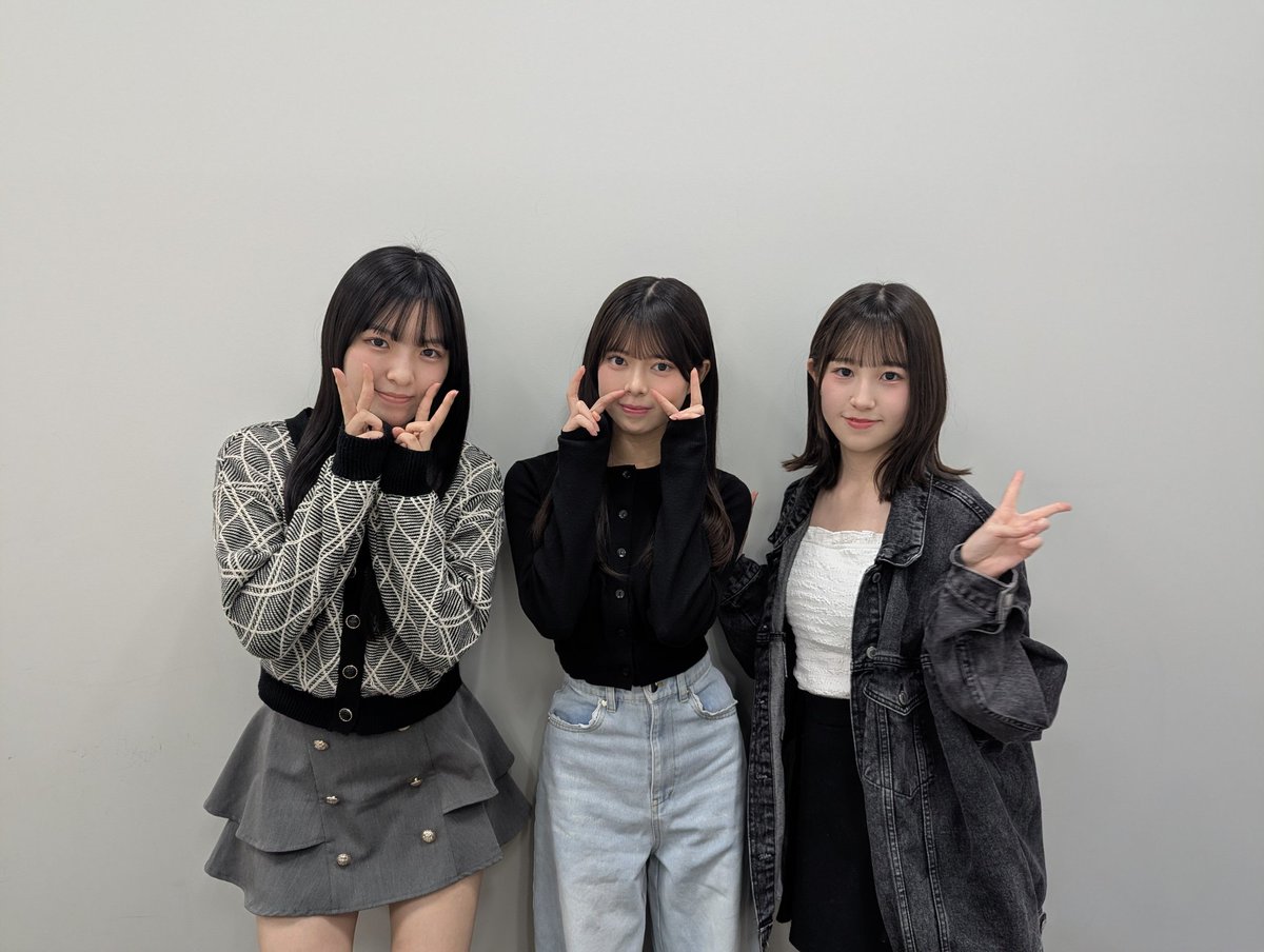 GIRLS GIRLS GIRLS tweet media