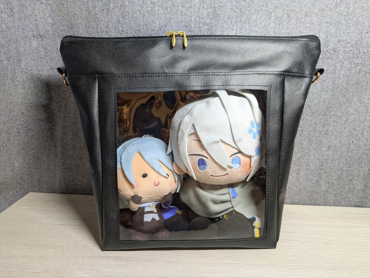 Yu_Kii_tsubaki's tweet photo. 【作品紹介】

◌◍┈┈┈┈┈┈┈┈┈┈┈

　20cmぬい[Duo]
　おでかけショルダーバッグ

　【ぴったりサイズ】　

　―鬼灯―　(淡茶)

　┈┈┈┈┈┈┈┈┈⿻*.·

わんぱくぬい2振りがぴったり入るサイズ感です。
ポケット付き。

#とうらぶ手芸部
#羽根ノ音。 https://t.co/IpbeVl4qAM