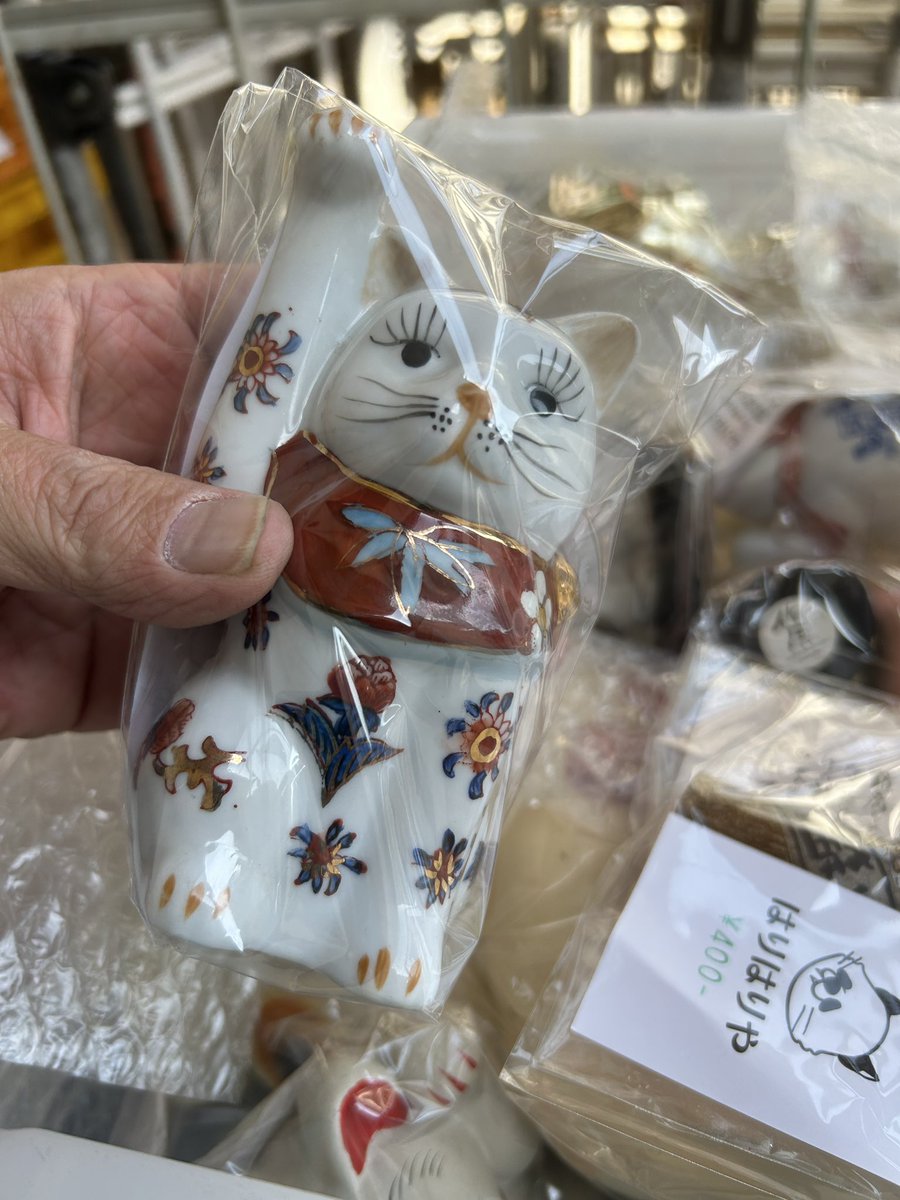 ibarakikaitori's tweet photo. というわけで、古本屋なのに招き猫や赤べこ、通行手形などが今回の目玉ですw
嫁の見事な値札イラスト、ぜひ堪能しに来てください笑 https://t.co/z2Y2iXaYv1