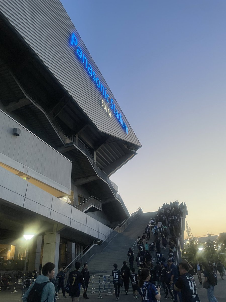 mim_mo_m's tweet photo. 今日は優勝したガンバを祝いに。平日急遽決まったイベントやからスーツ姿の人多い…笑
待ち時間、パソコン開いて仕事してるサポーター見てなんか感動した…みんな生活がある中でガンバを応援してんねんもんな。
これぞファンに愛される、街のチーム！
#ACL2  #ガンバ大阪 #GAMBAOSAKA https://t.co/aC8Fw85NxV