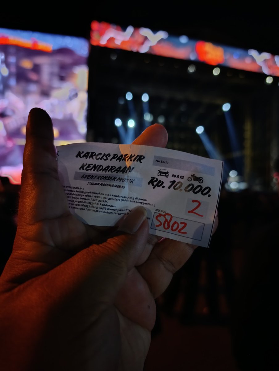 ndokendoko's tweet photo. parkir konser termahal di jogja untuk motor di @Maguwoharjo   #mendadakkaya https://t.co/eOzltrK9z1