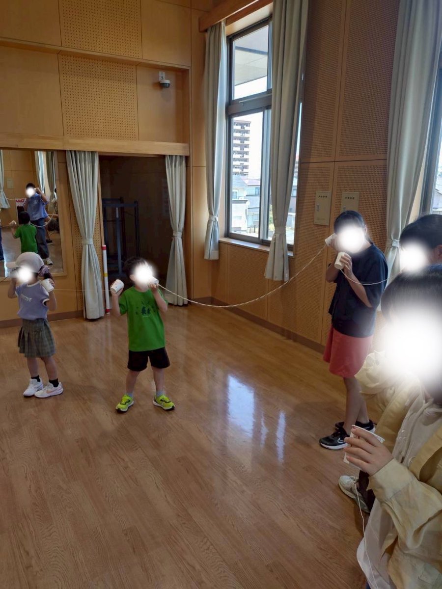 feeleducation's tweet photo. 5/17(日)に「糸電話のなぞを追え！」のイベントを行いました。
テーマは声の正体と伝わり方について📣💬
糸電話やモールを使った工作で楽しく学ぶことができました😊
色々な材料で作ったオリジナルの糸電話をもって集合写真📸
ご参加・ご協力いただいたみなさま、ありがとうございました！ https://t.co/pQ9kNvd6tB