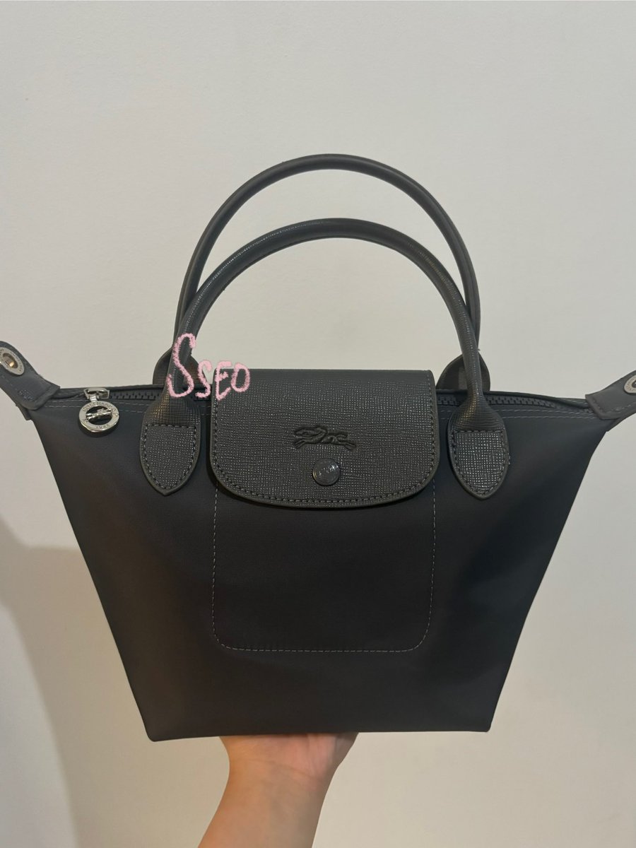 sseoothv's tweet photo. wts want to sell jual preloved tas totebag

lc longchamp totebag le pliage neo (tidak ori, mirror)
dark gray / abu tua
size 25 x 16 x 20cm
vvgc, gaperna dipake

💰250k (beli 500an)
📍sby https://t.co/7UygXU1VEl