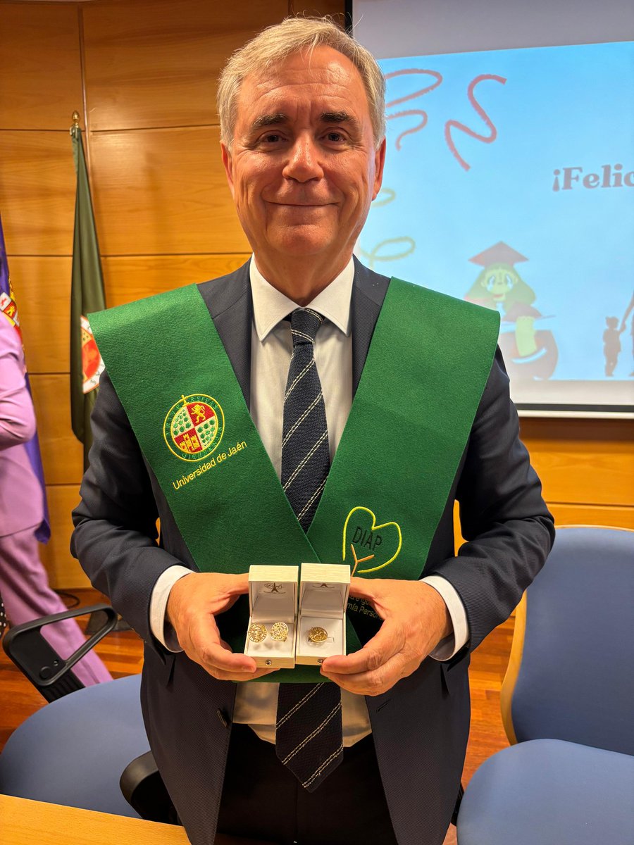 cvalderasa's tweet photo. Un honor acompañar el pasado viernes, como padrino institucional, a la XVI promoción del Máster en Dependencia de la @ujaen. Mi felicitación a todos los graduados y graduadas cuyo trabajo contribuirá a seguir mejorando el ámbito de los cuidados https://t.co/A0C2UY3yg9