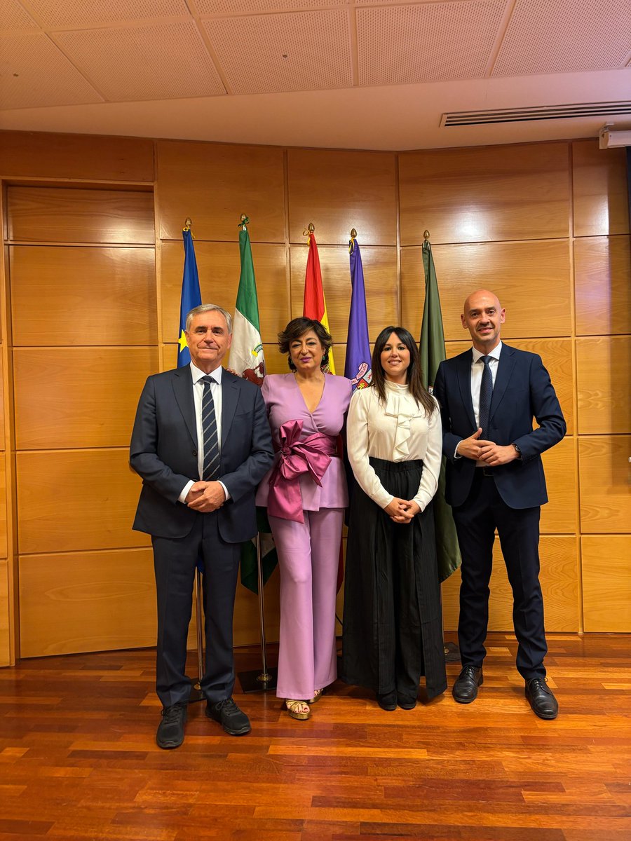 cvalderasa's tweet photo. Un honor acompañar el pasado viernes, como padrino institucional, a la XVI promoción del Máster en Dependencia de la @ujaen. Mi felicitación a todos los graduados y graduadas cuyo trabajo contribuirá a seguir mejorando el ámbito de los cuidados https://t.co/A0C2UY3yg9