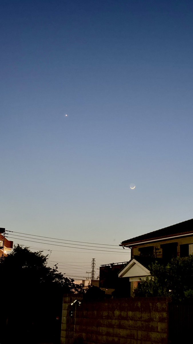 MARS_au4139's tweet photo. 日本から見る月もこれが 最後ねと
寂しそうに君が 笑った https://t.co/MXinrWsVCR