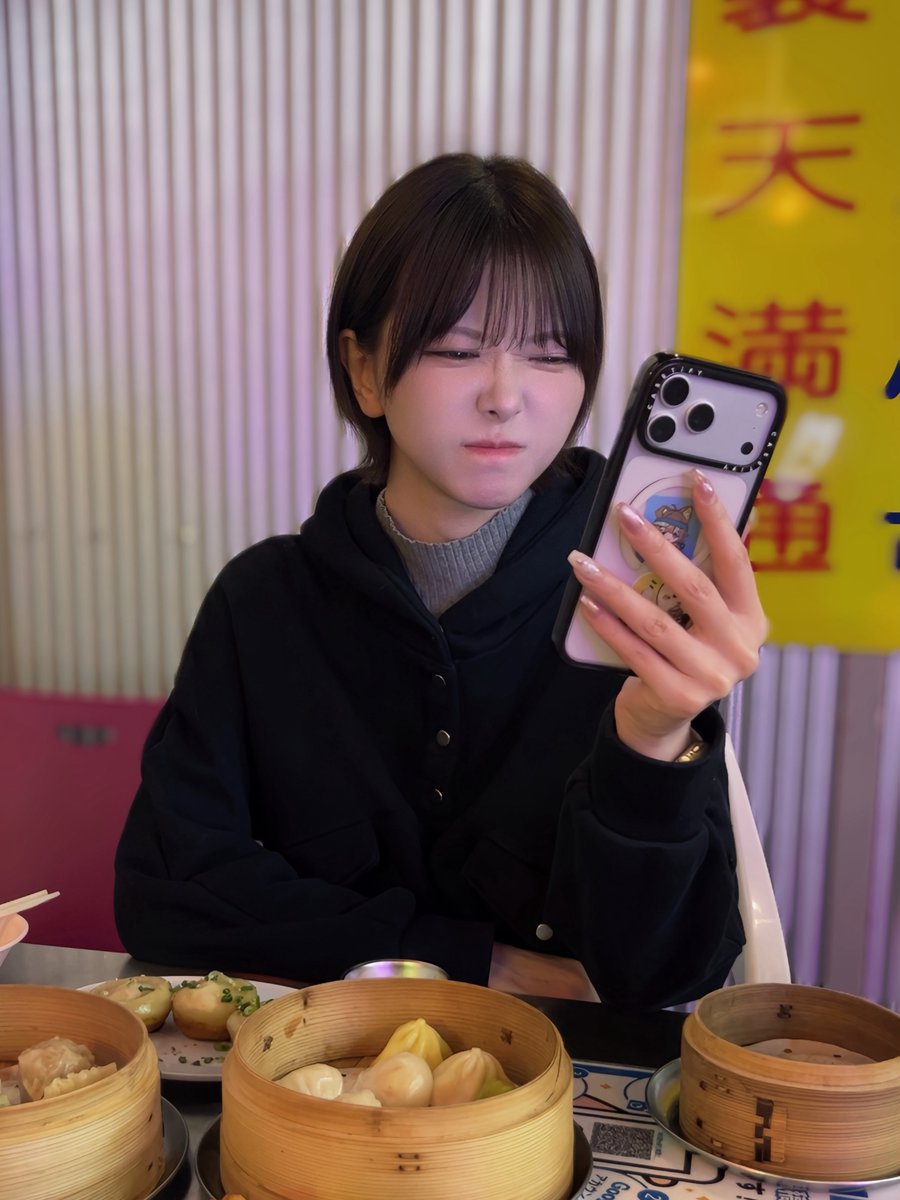uniharu0626's tweet photo. 店の海老蒸し餃子食べ尽くすって言いながら入店したけど全然食べられなかった日の彼女

（食べている途中のようす） https://t.co/sRRN1gcUFk