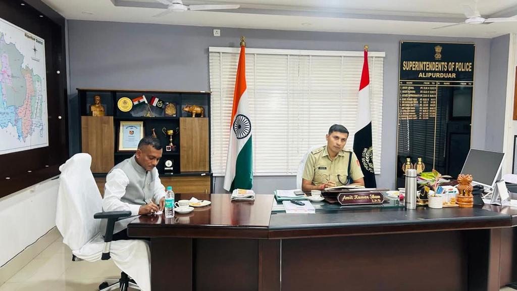 MonojTigga's tweet photo. आज अलीपुरद्वार में आयोजित प्रशासनिक बैठक में क्षेत्र के विकास, जनकल्याण एवं आम जनता से जुड़े विषयों पर सकारात्मक एवं विस्तृत चर्चा की गई। https://t.co/YPM0p7oYw9