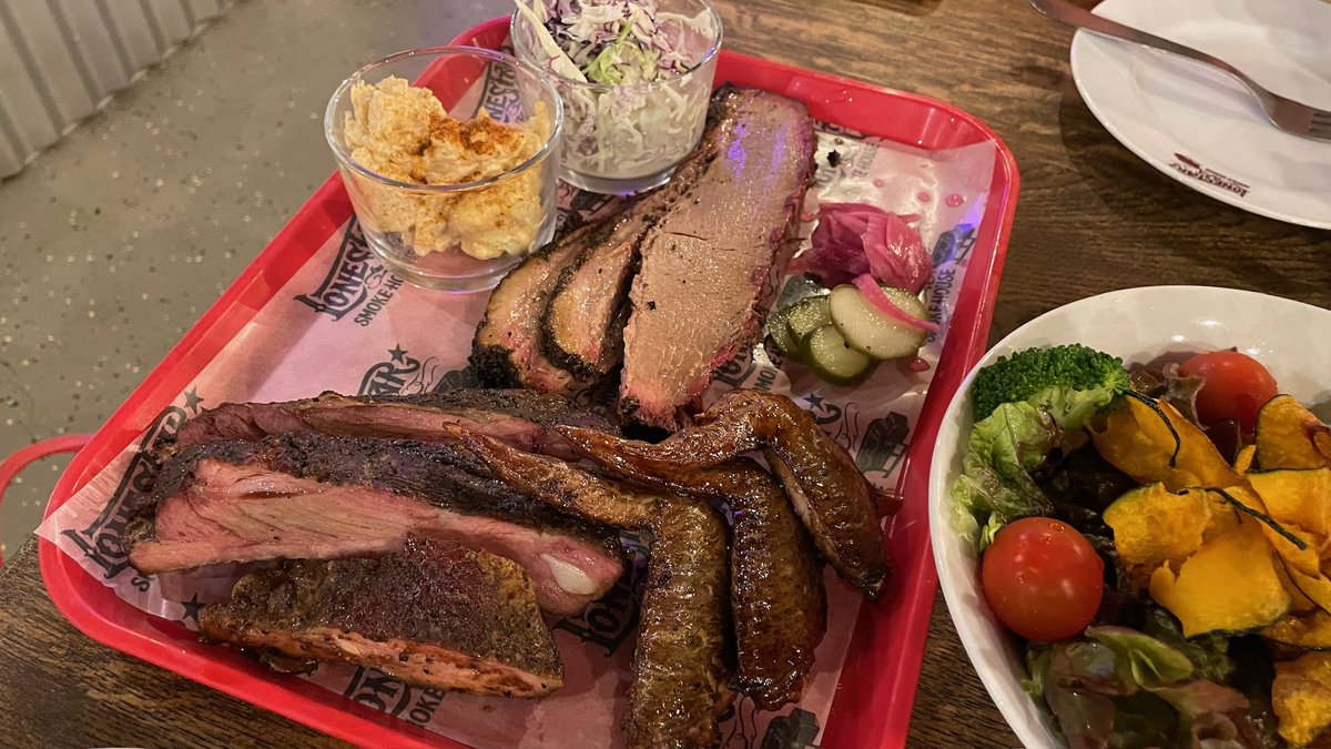 bigben19752's tweet photo. ハマスタ前のローンスター・スモークハウスで本場テキサスBBQ‼️見た目よりジューシーよ。しかもサイドにグリーンとかコーンブレッドがあって嬉しい！昔、友人の旦那(フロリダ人)がよく作ってくれたの思い出して懐かしかった。ソースがトニーローマっぽいカンザスシティスタイルだったら最高だったかな https://t.co/y87UTgPpn9