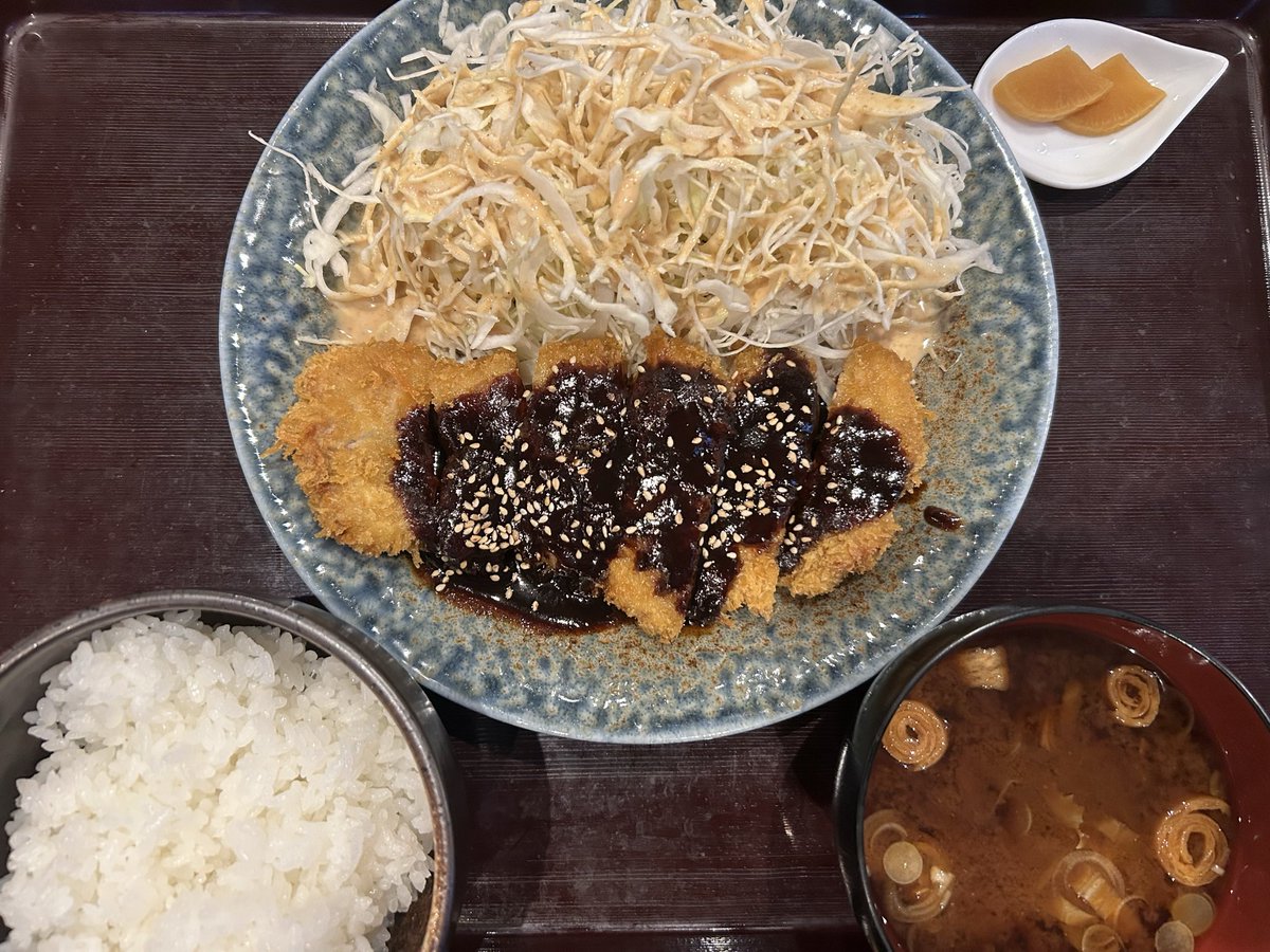 junitolfc's tweet photo. 新幹線17本目。写真は愛知県岡崎市の八丁味噌のお店で食べた味噌カツ、味噌煮込みうどん、味噌田楽。 https://t.co/2iuopVav0t