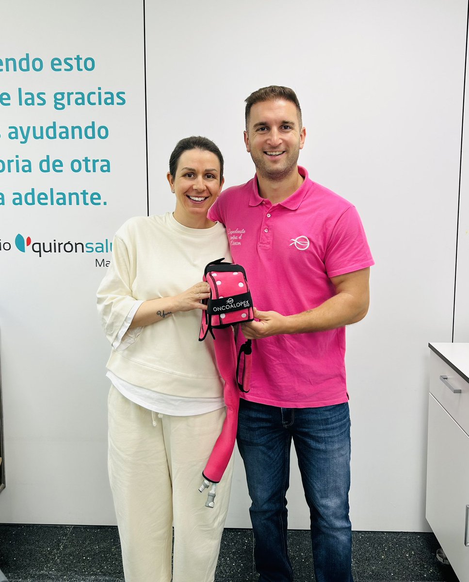 oncoalopex's tweet photo. Hoy empezamos la semana de una manera muy muy especial!! Nuestra amiga Leticia acaba sus 16 sesiones de quimio y las acaba con todo su pelo!! ONCOALOPEX!! Desmelénate contra el cáncer!!💪🏻🩷 #cáncer #caidadelcabello #alopecia #gorrodefrío #oncoalopex https://t.co/N2ANN6AcSY