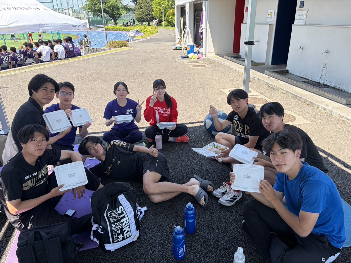 MeijiKyoso's tweet photo. 【ご協力のお礼】
チキンワークスさんに、明治大学体育会競走部の活動にご協力いただき、特別価格にてお弁当をご提供いただきました。
高タンパクで身体づくりにも最適なお弁当に、選手たちも大喜びでした！
美味しく、栄養価の高いお弁当をありがとうございました✨ https://t.co/k5PYAbKOPd