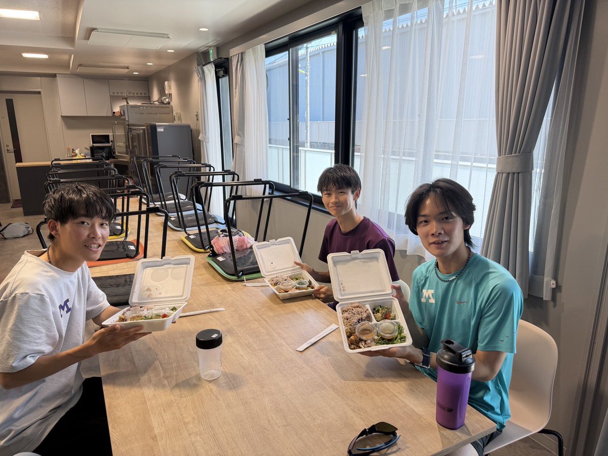 MeijiKyoso's tweet photo. 【ご協力のお礼】
チキンワークスさんに、明治大学体育会競走部の活動にご協力いただき、特別価格にてお弁当をご提供いただきました。
高タンパクで身体づくりにも最適なお弁当に、選手たちも大喜びでした！
美味しく、栄養価の高いお弁当をありがとうございました✨ https://t.co/k5PYAbKOPd