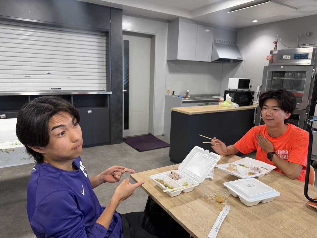 MeijiKyoso's tweet photo. 【ご協力のお礼】
チキンワークスさんに、明治大学体育会競走部の活動にご協力いただき、特別価格にてお弁当をご提供いただきました。
高タンパクで身体づくりにも最適なお弁当に、選手たちも大喜びでした！
美味しく、栄養価の高いお弁当をありがとうございました✨ https://t.co/k5PYAbKOPd