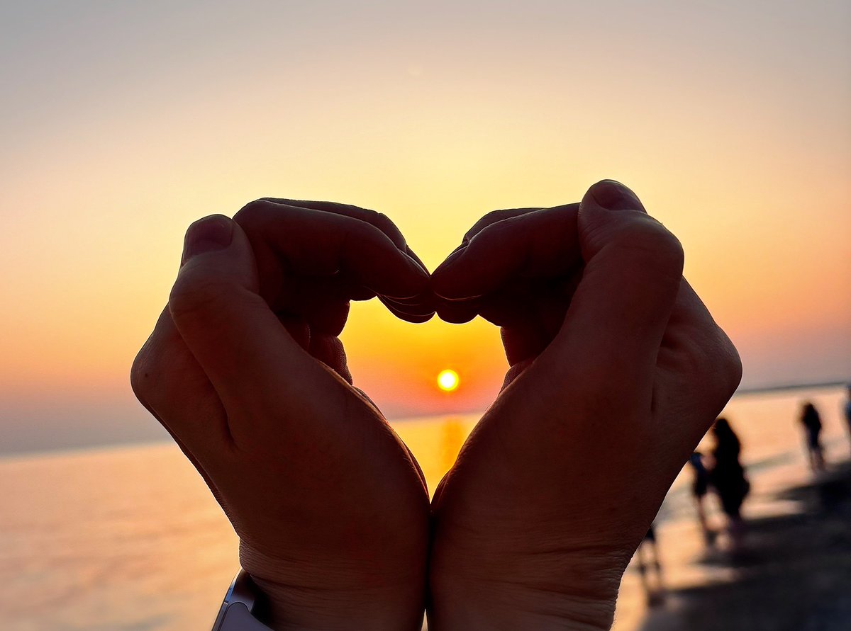 121someday's tweet photo. 昨日どすこいが急に「海行こっ！」と言い出してなんやかんやで車で海辺に連れて行かれ15分滞在してそれっぽい写真だけ撮って帰った　15分しかいなかったのに駐車場代400円取られたらしい　マジで何？？？ https://t.co/cp9LqOsMPe