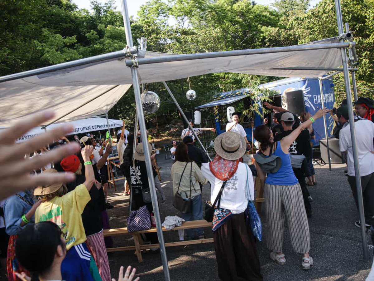 PERUTANI's tweet photo. だらぼち音楽祭ありがとうございました！ロケーションも人の熱量も飯も何もかも最高でした！！
ライブのセットリスト置いときますのでぜひ！
#だらぼち音楽祭
https://t.co/Cp8TH1PjE7 https://t.co/qEgJpV64rI