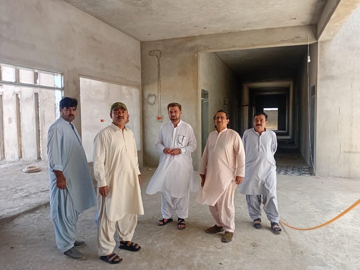 Road_Department's tweet photo. کوئٹہ، 18 مئی 
چیف انجینئر قلات خضدار زون عزیز اللہ خان کاسی نے ضلع حب میں جاری مختلف ترقیاتی منصوبوں کا تفصیلی دورہ کرتے ہوئے منصوبوں پر ہونے والی پیش رفت، تعمیراتی معیار اور استعمال ہونے والے مٹیریل کا جائزہ لیا۔ اس موقع پر سپرنٹنڈنگ انجینئر لسبیلہ فخرالدین جمالی، ایگزیکٹو انجینئر روڈز ضلع حب عبد الوہاب زہری ایگزیکٹو انجینئر بلڈنگ احمد خان خجک سمیت دیگر متعلقہ حکام بھی ان کے ہمراہ موجود تھےدورے کے دوران چیف انجینئر نے پری فیب ڈی پی او آفس ضلع حب سمیت دیگر جاری ترقیاتی منصوبوں کا معائنہ کیا جہاں انہوں نے تعمیراتی کام کے معیار استعمال شدہ مٹیریل اور منصوبوں پر پیش رفت کا باریک بینی سے جائزہ لیاانہوں نے متعلقہ حکام کو ہدایت کی کہ تمام ترقیاتی منصوبے مقررہ معیار کے مطابق اور بروقت مکمل کیے جائیں تاکہ عوام کو بہتر سہولیات کی فراہمی یقینی بنائی جا سکےاس موقع پر ایگزیکٹو انجینئر بلڈنگ ضلع حب احمد خان خجک نے جاری منصوبوں کے حوالے سے تفصیلی بریفنگ دیتے ہوئے منصوبوں کی موجودہ صورتحال پیش رفت، درپیش مسائل اور تکنیکی چیلنجز کے بارے میں آگاہ کیاانہوں نے بتایا کہ مختلف منصوبوں پر کام جاری ہے اور تکنیکی مسائل کے حل کے لیے متعلقہ اقدامات بھی کیے جا رہے ہیں چیف انجینئر قلات خضدار زون عزیز اللہ خان کاسی نے متعلقہ افسران کو ہدایت دی کہ جاری ترقیاتی منصوبوں پر کام کی رفتار مزید تیز کی جائے اور تعمیراتی معیار پر کسی قسم کا سمجھوتہ نہ کیا جائے۔ انہوں نے اس بات پر زور دیا کہ ترقیاتی منصوبوں کی بروقت تکمیل سے نہ صرف عوامی سہولیات میں بہتری آئے گی بلکہ علاقے کی مجموعی ترقی میں بھی مثبت اثرات مرتب ہوں گےانہوں نے کہا کہ ترقیاتی منصوبوں کی مسلسل نگرانی اور معیار کی جانچ سے شفافیت اور بہتر کارکردگی کو فروغ دیا جا سکتا ہے جبکہ متعلقہ حکام کو چاہیے کہ وہ عوامی مفاد کے منصوبوں کی بروقت تکمیل کو اپنی اولین ترجیح بنائیں۔