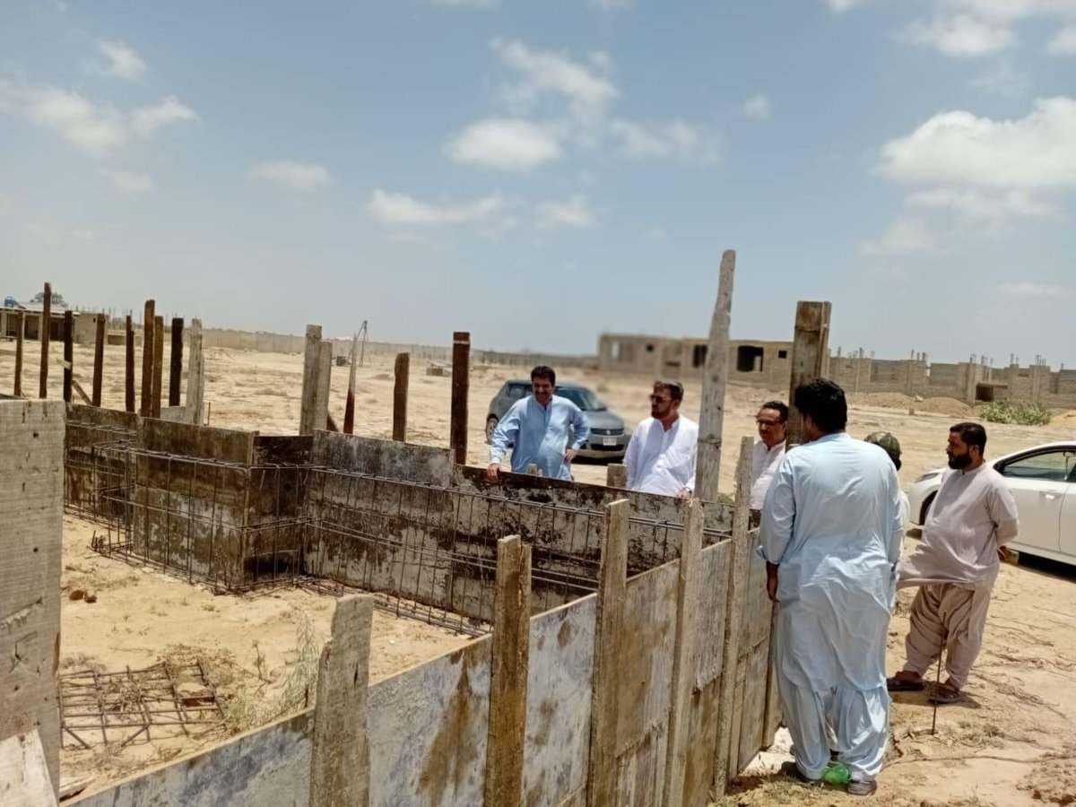 Road_Department's tweet photo. کوئٹہ، 18 مئی 
چیف انجینئر قلات خضدار زون عزیز اللہ خان کاسی نے ضلع حب میں جاری مختلف ترقیاتی منصوبوں کا تفصیلی دورہ کرتے ہوئے منصوبوں پر ہونے والی پیش رفت، تعمیراتی معیار اور استعمال ہونے والے مٹیریل کا جائزہ لیا۔ اس موقع پر سپرنٹنڈنگ انجینئر لسبیلہ فخرالدین جمالی، ایگزیکٹو انجینئر روڈز ضلع حب عبد الوہاب زہری ایگزیکٹو انجینئر بلڈنگ احمد خان خجک سمیت دیگر متعلقہ حکام بھی ان کے ہمراہ موجود تھےدورے کے دوران چیف انجینئر نے پری فیب ڈی پی او آفس ضلع حب سمیت دیگر جاری ترقیاتی منصوبوں کا معائنہ کیا جہاں انہوں نے تعمیراتی کام کے معیار استعمال شدہ مٹیریل اور منصوبوں پر پیش رفت کا باریک بینی سے جائزہ لیاانہوں نے متعلقہ حکام کو ہدایت کی کہ تمام ترقیاتی منصوبے مقررہ معیار کے مطابق اور بروقت مکمل کیے جائیں تاکہ عوام کو بہتر سہولیات کی فراہمی یقینی بنائی جا سکےاس موقع پر ایگزیکٹو انجینئر بلڈنگ ضلع حب احمد خان خجک نے جاری منصوبوں کے حوالے سے تفصیلی بریفنگ دیتے ہوئے منصوبوں کی موجودہ صورتحال پیش رفت، درپیش مسائل اور تکنیکی چیلنجز کے بارے میں آگاہ کیاانہوں نے بتایا کہ مختلف منصوبوں پر کام جاری ہے اور تکنیکی مسائل کے حل کے لیے متعلقہ اقدامات بھی کیے جا رہے ہیں چیف انجینئر قلات خضدار زون عزیز اللہ خان کاسی نے متعلقہ افسران کو ہدایت دی کہ جاری ترقیاتی منصوبوں پر کام کی رفتار مزید تیز کی جائے اور تعمیراتی معیار پر کسی قسم کا سمجھوتہ نہ کیا جائے۔ انہوں نے اس بات پر زور دیا کہ ترقیاتی منصوبوں کی بروقت تکمیل سے نہ صرف عوامی سہولیات میں بہتری آئے گی بلکہ علاقے کی مجموعی ترقی میں بھی مثبت اثرات مرتب ہوں گےانہوں نے کہا کہ ترقیاتی منصوبوں کی مسلسل نگرانی اور معیار کی جانچ سے شفافیت اور بہتر کارکردگی کو فروغ دیا جا سکتا ہے جبکہ متعلقہ حکام کو چاہیے کہ وہ عوامی مفاد کے منصوبوں کی بروقت تکمیل کو اپنی اولین ترجیح بنائیں۔