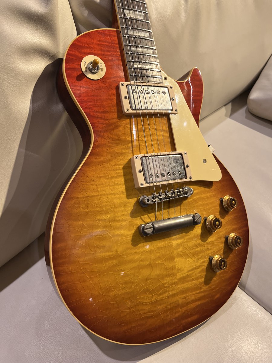 mikiame's tweet photo. 【Gibsonフロア今日のチラ見せ👀】

Murphy Lab製品入荷‼️
フェイドしたチェリーカラーとのコントラストが美しい1本。

是非ご検討の程を‼️

商品ページ👇
https://t.co/YhoJHC0W6z

#customshop #レスポール #Gibson #エレキギター #amemura https://t.co/3SXKRclScs