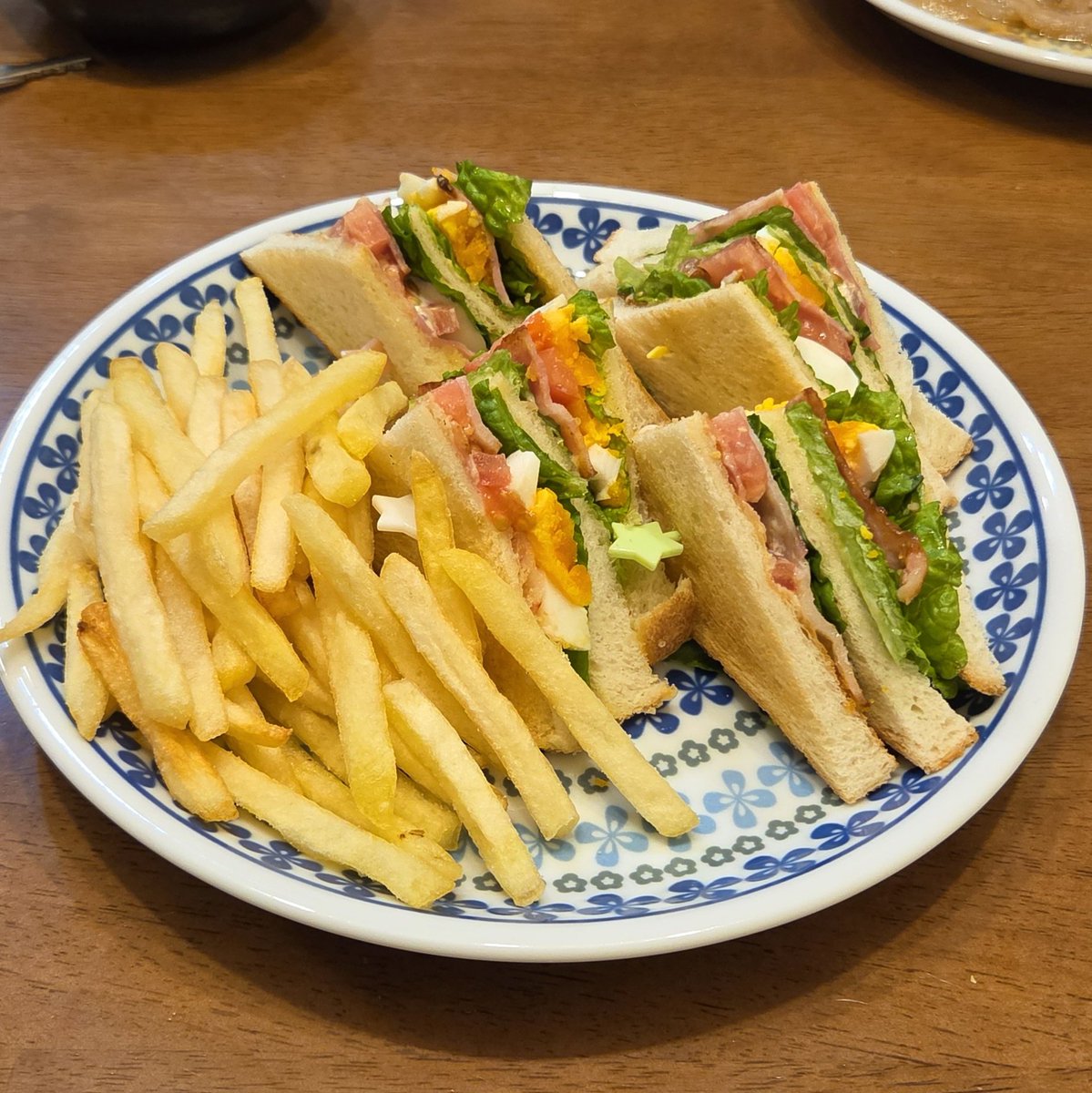 jsmfbase's tweet photo. アメリカンクラブハウスサンド
作ってみました。

見た目悪いけどめちゃウマー🎵 https://t.co/TI18R8usvx