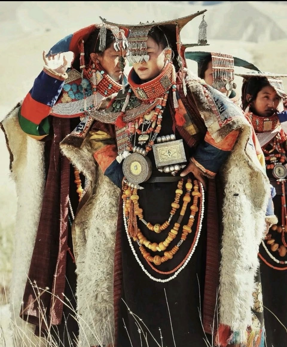 CultureTibet's tweet photo. In western Tibet’s Ngari region, this 1,000-year-old “Xuan” costume is worn only during grand festivals. Featuring a stunning beaded headdress and white goatskin tail, it symbolizes beauty and auspiciousness.
#TibetanCulture #Burang #NgariTibet #TibetHeritage https://t.co/BV1DRK61GY