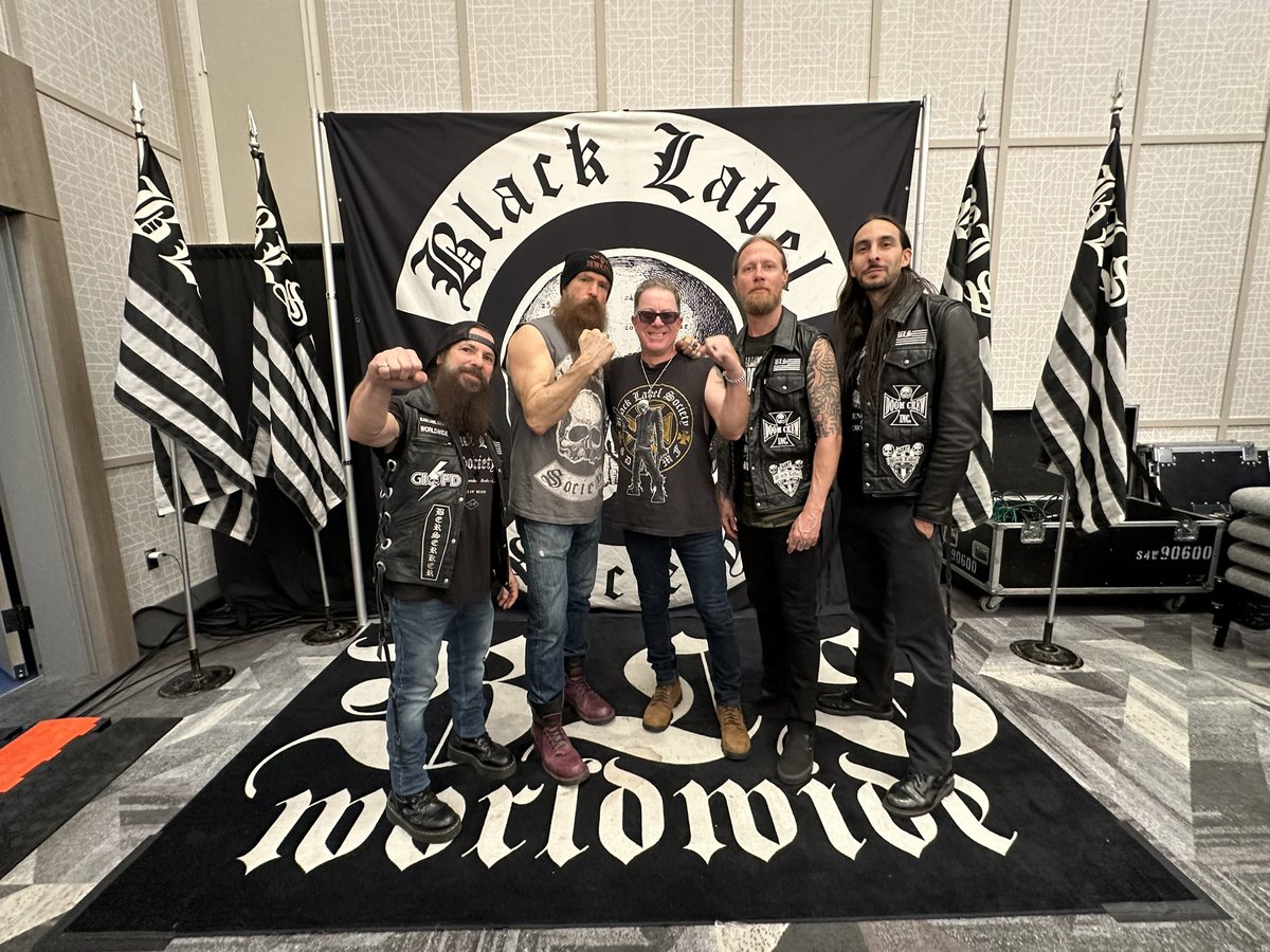 ccwhiskey's tweet photo. Whoever said meeting your hero’s is bad , was the best experience ever so that’s rubbish lol! Thanks guys!! https://t.co/2GKH4fvmMb