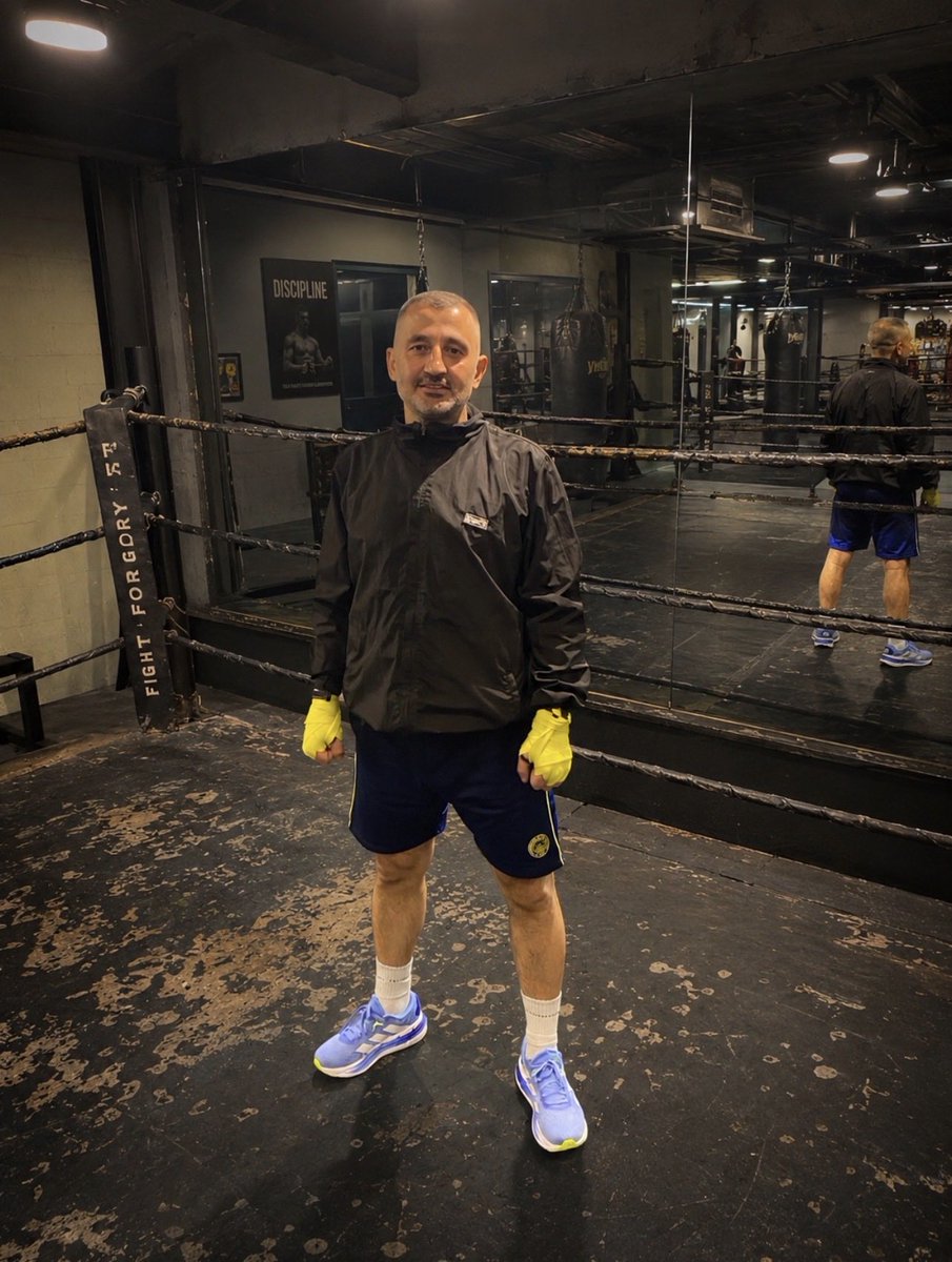 vsahip's tweet photo. Sadece antrenman değil, yaşam tarzı 🥊

#books #kickboxing #antreman #tarz #kesfet #fypシ゚viral #gündem https://t.co/zfzXJYqcVz