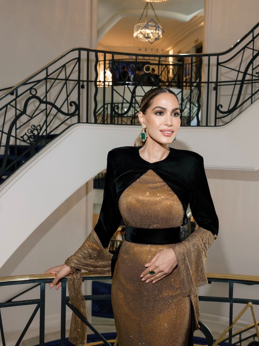 azadpenaberxz's tweet photo. Mesaj kutuma part time entelektüel analizler yapan bir kadın arkadaşın sitemli mesajı düştü. "Keşke Mem - Şivan tartışması yerine Cannes film festivalindeki Kürt modacı Lara Dizeyee'nin kıyafetini konuşsak" diyor. 

Hadi biraz da Lara'yı ve su gibi güzelliğini konuşalım... Olmaz? https://t.co/JcHvfBUTU5