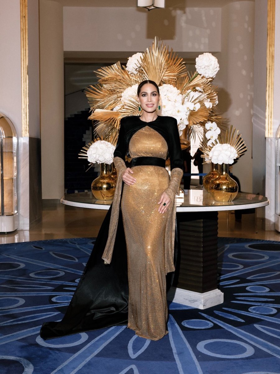 azadpenaberxz's tweet photo. Mesaj kutuma part time entelektüel analizler yapan bir kadın arkadaşın sitemli mesajı düştü. "Keşke Mem - Şivan tartışması yerine Cannes film festivalindeki Kürt modacı Lara Dizeyee'nin kıyafetini konuşsak" diyor. 

Hadi biraz da Lara'yı ve su gibi güzelliğini konuşalım... Olmaz? https://t.co/JcHvfBUTU5