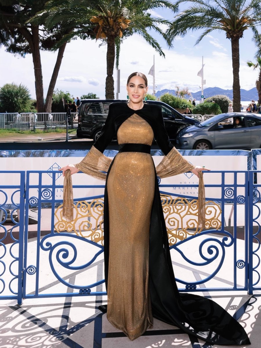 azadpenaberxz's tweet photo. Mesaj kutuma part time entelektüel analizler yapan bir kadın arkadaşın sitemli mesajı düştü. "Keşke Mem - Şivan tartışması yerine Cannes film festivalindeki Kürt modacı Lara Dizeyee'nin kıyafetini konuşsak" diyor. 

Hadi biraz da Lara'yı ve su gibi güzelliğini konuşalım... Olmaz? https://t.co/JcHvfBUTU5