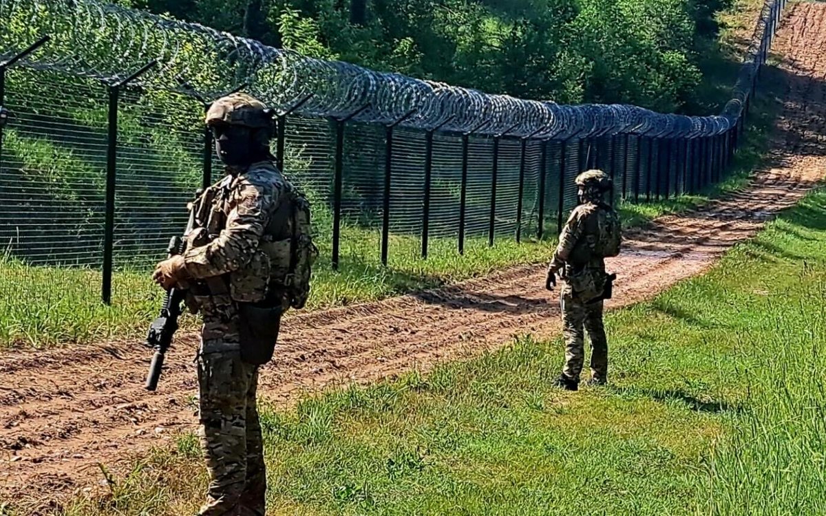 TheMindful's tweet photo. 🇱🇻 La Lettonie a adopté une position ferme contre l’UE.

La Lettonie n’acceptera aucun nouveau migrant et refusera également de payer les amendes pour les migrants refusés.

Au lieu d’accueillir des migrants, la Lettonie propose des alternatives comme du matériel de contrôle aux frontières, de la formation et une expertise opérationnelle.

La Lettonie a achevé avec succès sa clôture frontalière avec la Biélorussie et a arrêté plus de 12 000 tentatives de passages illégaux.