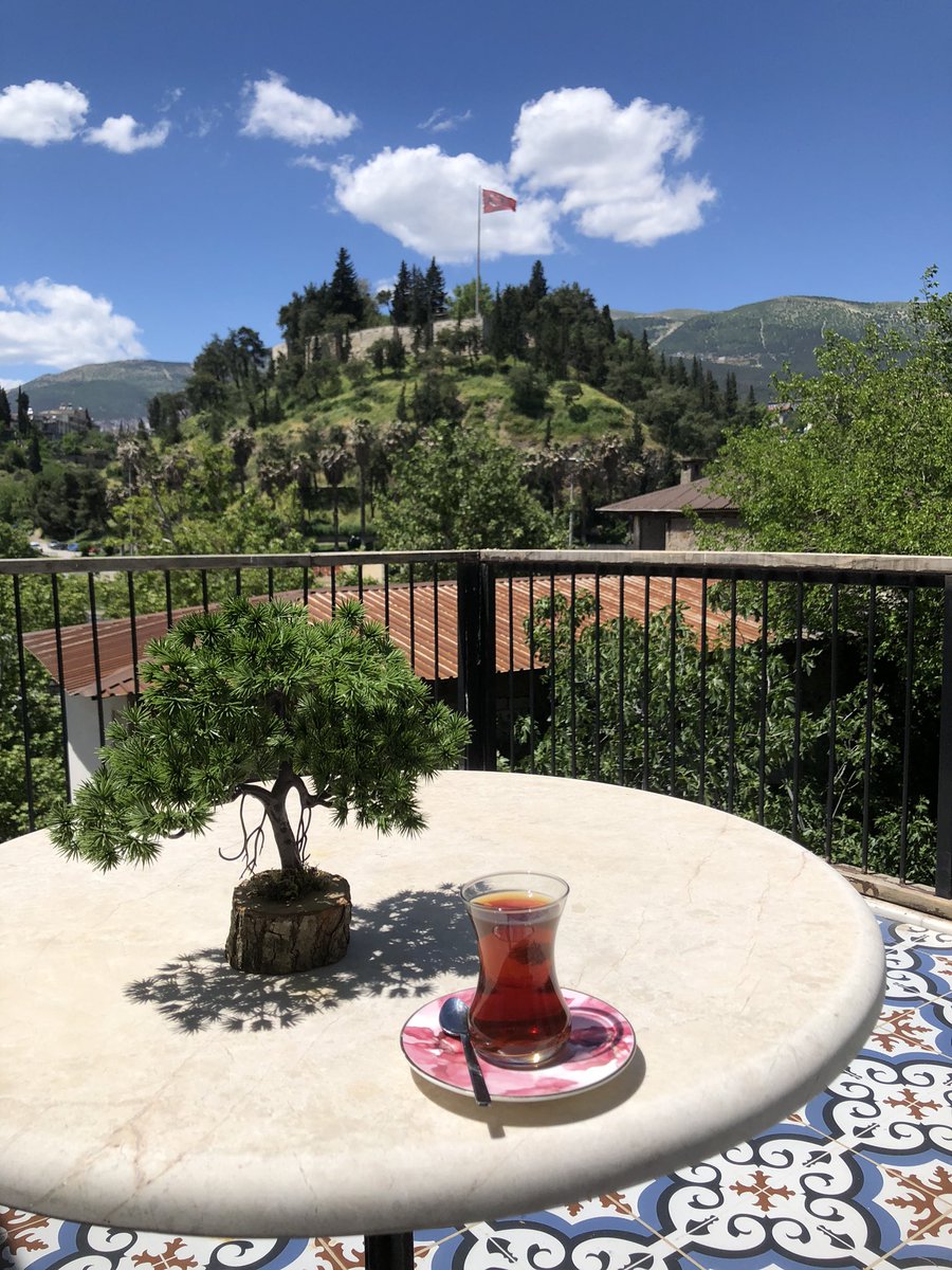 _kimbugamzelii's tweet photo. Yeni iş yerimin manzarası KAHRAMANMARAŞ Kalesi 
İnsanın çalışası geliyor 😌 https://t.co/LVNoCSl93k