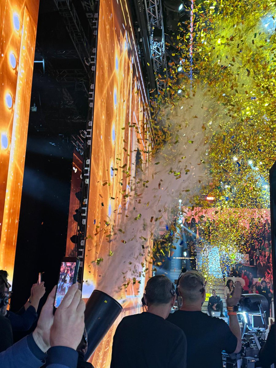 daqstudio's tweet photo. La Finale
Studi Titanus/Elios Roma
Produzione:Fascino pgt
Scenografia: Lucia D'Angelo e Cristina Querzola
Regia:Andrea Vicario
Conduzione:Maria De Filippi
Direttore artistico:Stephane Jarny
Dop:Marco Vignanelli
Costumi:Anahi Ricca
#amici25 #AscoltiTV #DAQStudio #Backstage #Eventi https://t.co/FtU4bugpex