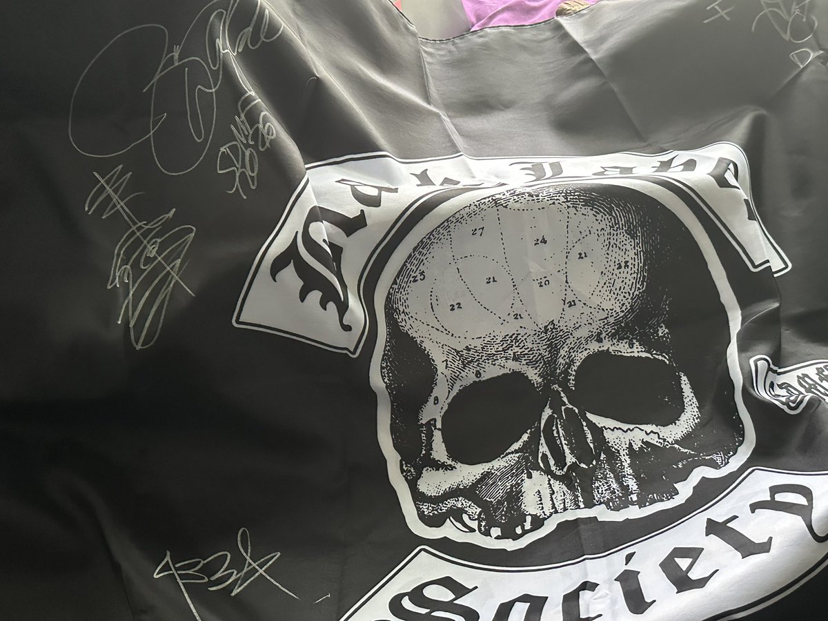 ccwhiskey's tweet photo. Great time seeing black label society and zakk wylde , got some cool stuff signed for the jam room !! https://t.co/538xGheGW8