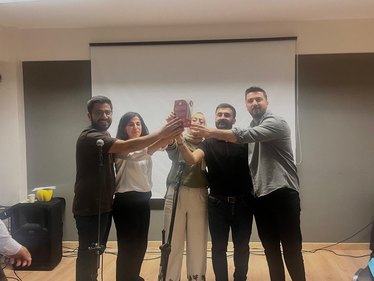 vakftohav's tweet photo. Ne tenê rojek, her roj bijî zimanê kurdî. 15ê Gulanê pîroz be💐 https://t.co/4SEVou84La