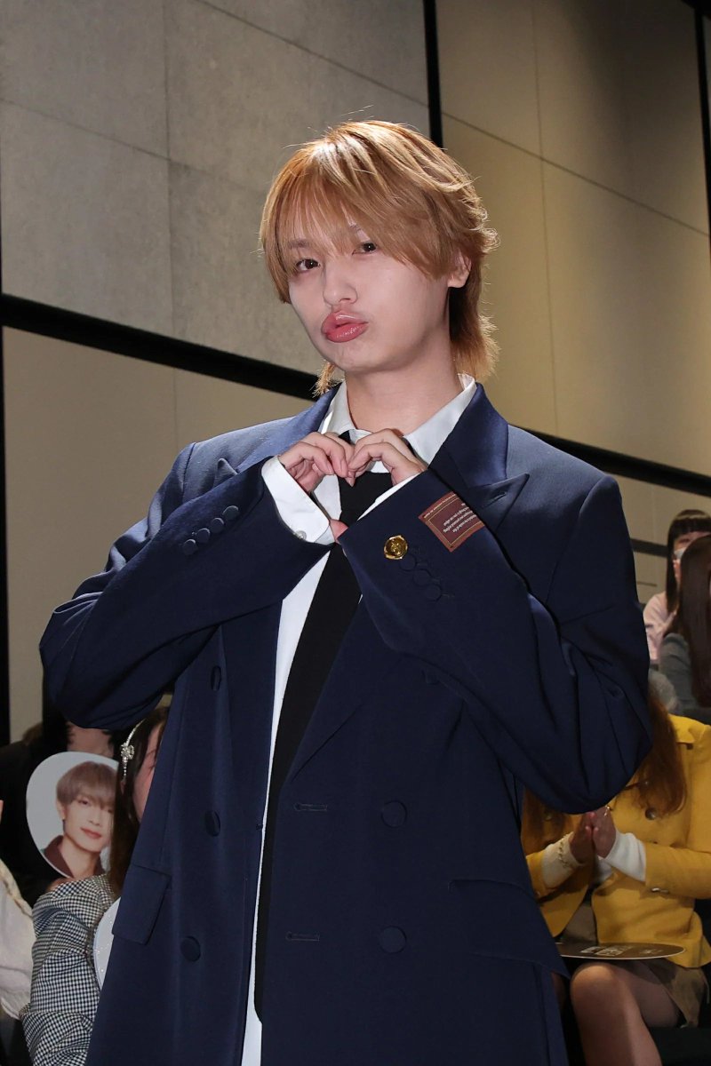 ma_tsu1129's tweet photo. 伊野尾くんいつも会見でハート🫶作ってくれるかわいい(ദ്ദി ᴖ⩊ᴖ ) https://t.co/NIhbDbuIEM