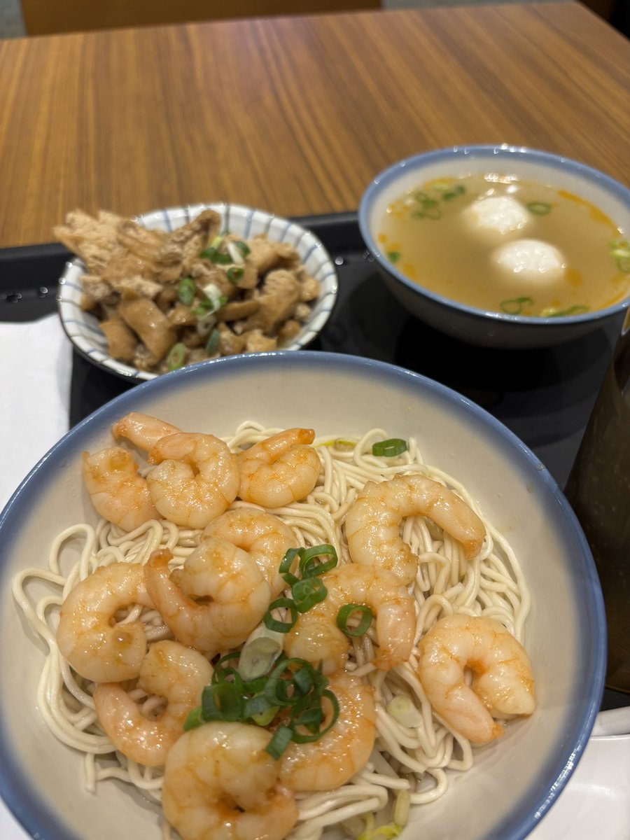 nonchi5656day's tweet photo. 遊んでばかりののんち、今日も変わらず遊んでます🇹🇼
おいしい海老の麺を食べたり、ハンギョ○ンのような何かを見つけたりして楽しんでます🍜🎣 https://t.co/6d0etWYDsP