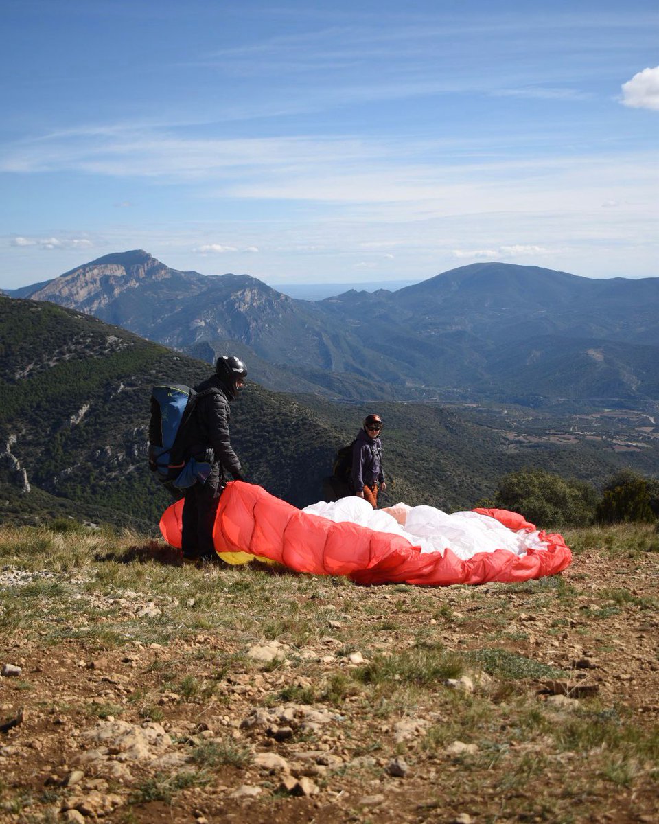 agerair's tweet photo. Darrere de cada enlairament hi ha experiència, criteri i molts anys interpretant les condicions meteorològiques. Els nostres pilots s’asseguren que sigui un record espectacular i amb seguretat
Perquè les millors experiències no són les que es fan ràpid, són les que es fan bé. 🪂 https://t.co/yGleB0gZQY