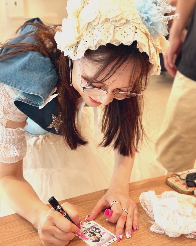 なんと！【ラき☆カも】あざとかわいい担当ララちゃん♡老眼鏡アイドル