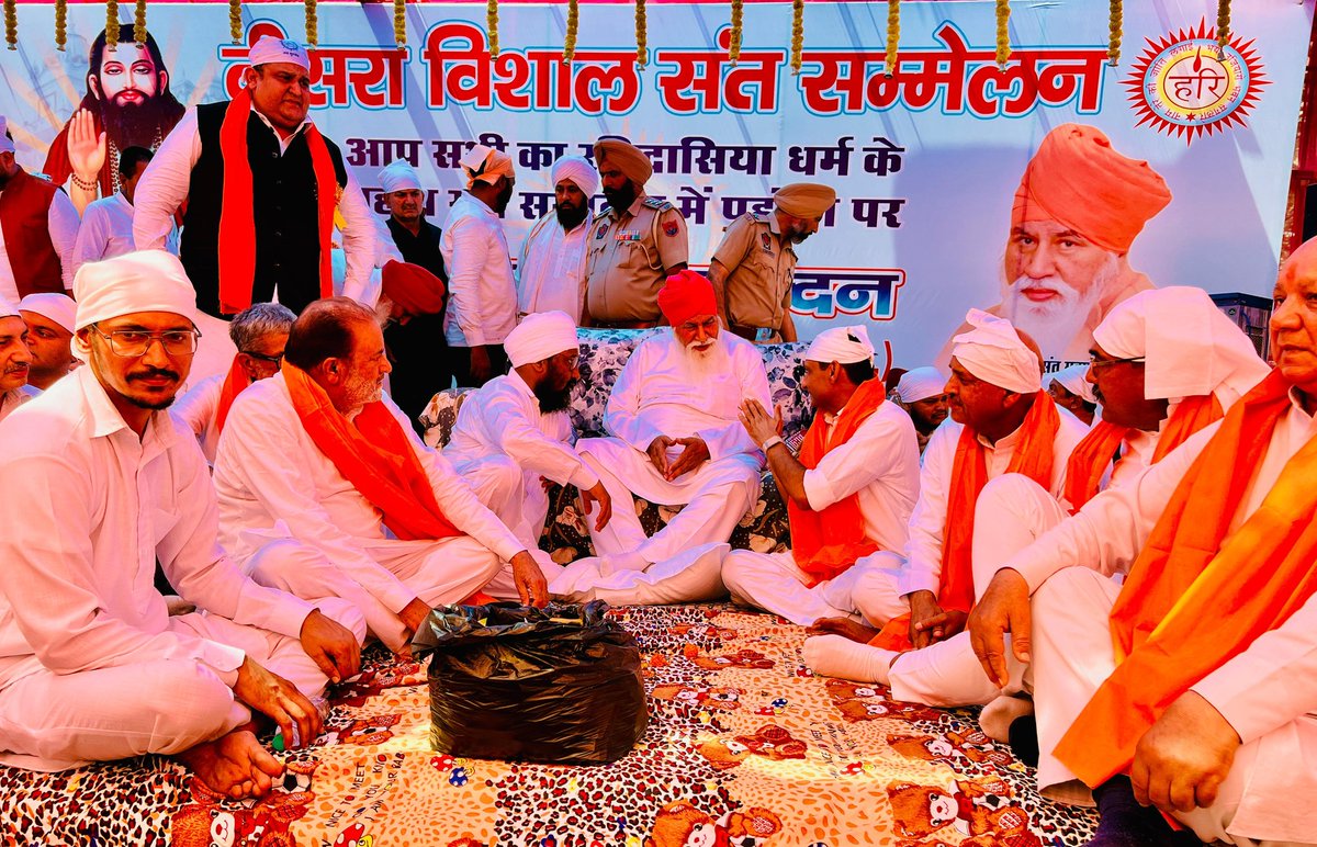 DeependerSHooda's tweet photo. आज शाहाबाद (स्टेशन माजरी) में श्री गुरु रविदास मंदिर एवं धर्मशाला द्वारा आयोजित रविदासिया समाज के तीसरे विशाल संत सम्मेलन में सम्मिलित हुआ और संत शिरोमणि गुरु रविदास जी महाराज को श्रद्धापूर्वक नमन किया। इस पावन अवसर पर पधारे पद्मश्री से सम्मानित 108 संत निरंजन दास जी महाराज का आशीर्वाद प्राप्त करने का सौभाग्य मिला।

साथ राज्यसभा सांसद कर्मवीर बौद्ध जी, विधायक रामकरण काला जी, विधायक @MandeepSChatha जी, कुरुक्षेत्र कांग्रेस जिलाध्यक्ष और पूर्व विधायक मेवा सिंह जी, हिमांशु अरोड़ा जी (सुपुत्र विधायक अशोक अरोड़ा जी) आदि।
