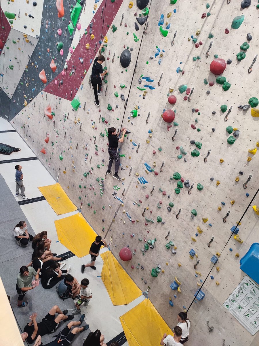 insfontdelferro's tweet photo. 🧗‍♂️ Avui, l’alumnat de 2n d’ESO ha gaudit del GOLEM Blanes per practicar escalada 💪🤟 https://t.co/edjbHr0fzY