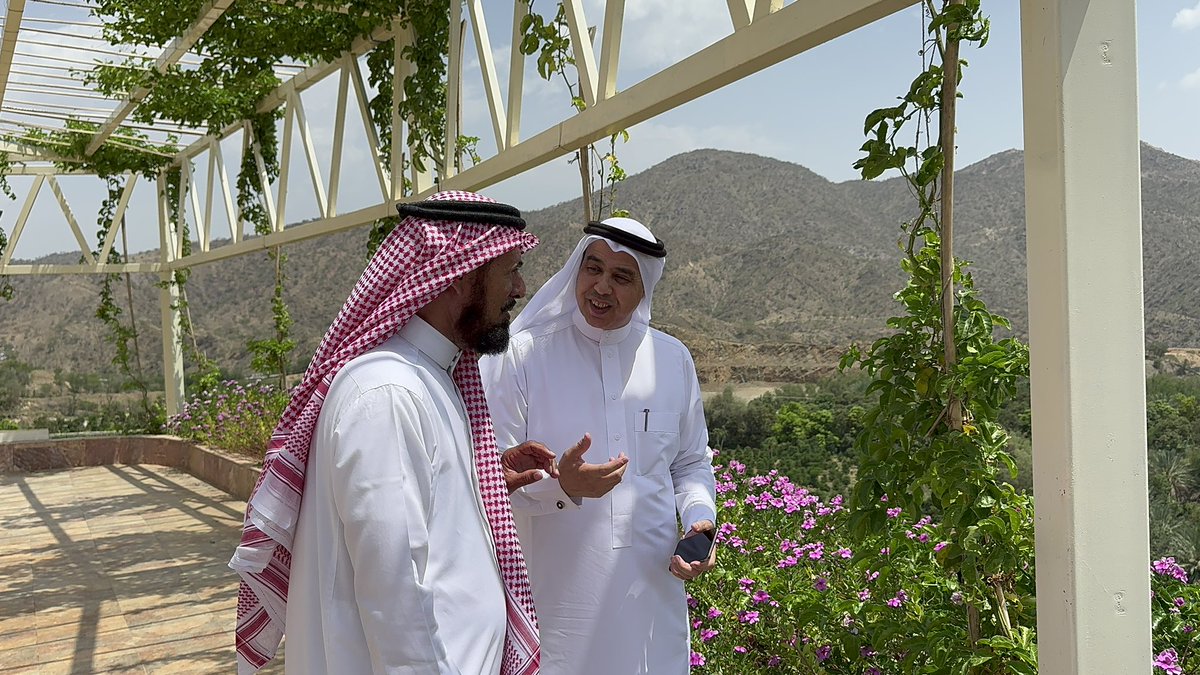Coff_coop_assoc's tweet photo. تشرفنا في #تعاونية_البن_برجال_ألمع بزيارة المزارع القدير علي بن مسفر القحطاني، صاحب أكبر مزرعة للبن السعودي وذلك تلبيةً لدعوته الكريمة حيث استمتعنا بجولة ثرية بين مدرجات البن وتجربة ملهمة تجسد الشغف والعمل والتميز في خدمة البن السعودي الأصيل.

ونفخر بهذه النماذج الوطنية الملهمة التي تمثل مصدر اعتزاز لمنطقة عسير، وتسهم في تعزيز مكانة البن السعودي وإبراز إرثه العريق محليًا وعالميًا. ☕️🇸🇦

#البن_السعودي
#عسير 

@MEWA_KSA 
@HRSD_SA 
@asda_aseer 
@cscs_sa
