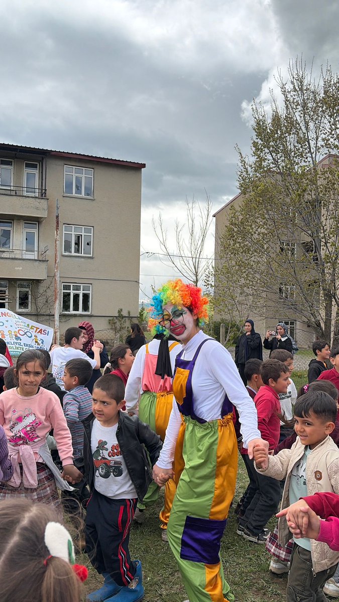HorasanMtal's tweet photo. MAARİFİN KALBİNDE MARİFETLİ GENÇLİK
10-16 Engelliler Haftası kapsamında öğrencilerimizin hazırladığı örgü oyuncaklar özel gereksinimli öğrencilerimize hediye edildi ve  öğrencilere palyaço gösterisi yapıldı.
@Erzurum_Mem 
@horasanmem25 
@s__karakurt https://t.co/xQ4bpZdWBo