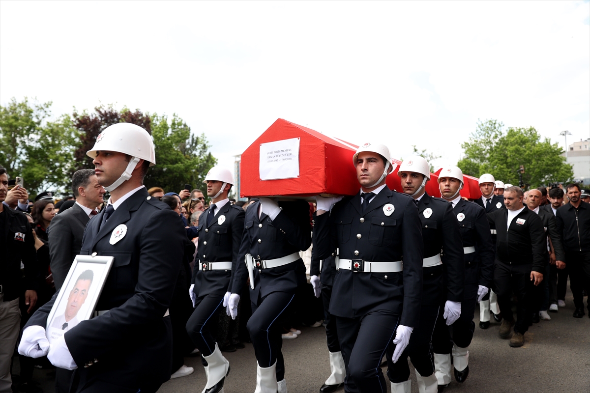 trthaber's tweet photo. Tekirdağ'da şehit olan polislerimiz Erkan Tütüncüler ve Emrah Koç için Çorlu Emniyet Müdürlüğü'nde tören düzenlendi. https://t.co/3zjJAg1qAE