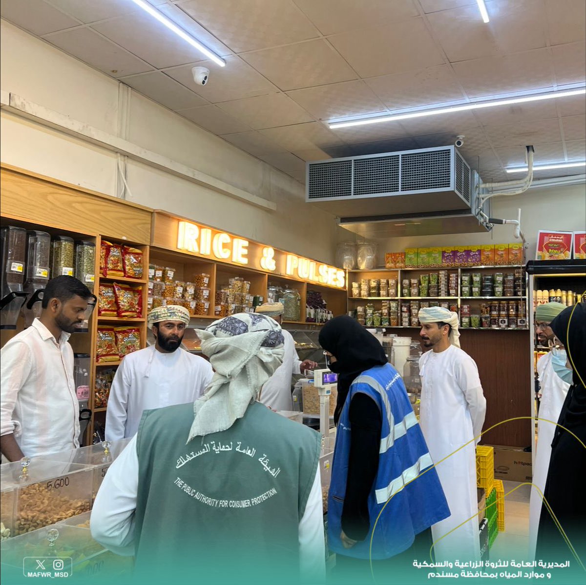 MAFWR_MSD's tweet photo. نفذت دائرة الثروة الزراعية والسمكية وموارد المياه بخصب حملة مشتركة مع إدارة حماية المستهلك بخصب ودائرة البلدية بخصب لمتابعة الأسواق والمحلات التجارية، للتأكد من مدى توفر السلع الغذائية واستقرار الأسعار ومدى التزام المحلات التجارية بالاشتراطات الصحية المعتمدة. https://t.co/SYS7WwEWAZ